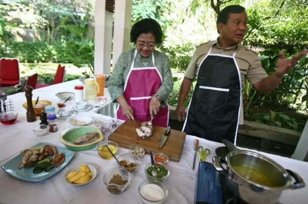 Nasi Goreng Buatan Bu Mega Dicampur Ikan Asing, Daging Ayam, Kambing, Prabowo Subianto Bilang Enak Sekali