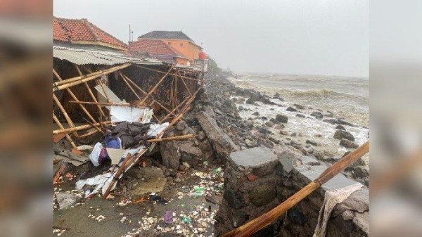 Ombak 4 Meter Terjang Eretan Kulon Indramayu, Ratusan Rumah Terendam Ada Warga yang Enggan Mengungsi