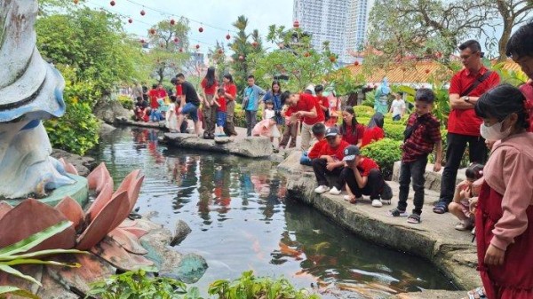 Warga Tionghoa Lempar Koin ke Kolam saat Perayaan Imlek di Vihara Budhi Bhakti Batam