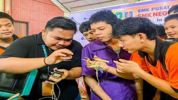 PLN Icon Plus SBU Kalimantan Laksanakan Program Kelas Mengajar di SMK Negeri 1 Singkawang