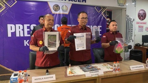 Imigrasi Banda Aceh Amankan Seorang Warga Pakistan Gegara Jual Kaligrafi, Terancam 5 Tahun Penjara