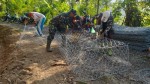 Antisipasi Banjir, Babinsa Gotong Royong Bersama Warga Pasang Bronjong di Sungai Ciraja Cilacap