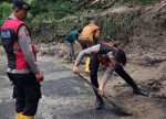 18 Jam Lumpuh akibat Tanah Longsor, Polisi Buka Akses Barus Jahe - Tiga Panah