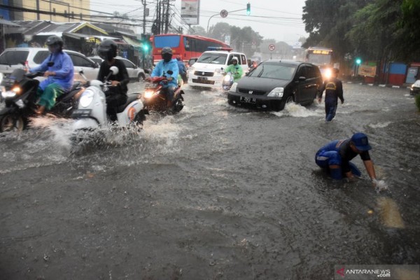 Hujan Disertai Angin Kencang di Kota Bandung, Banjir hingga Pohon Bertumbangan