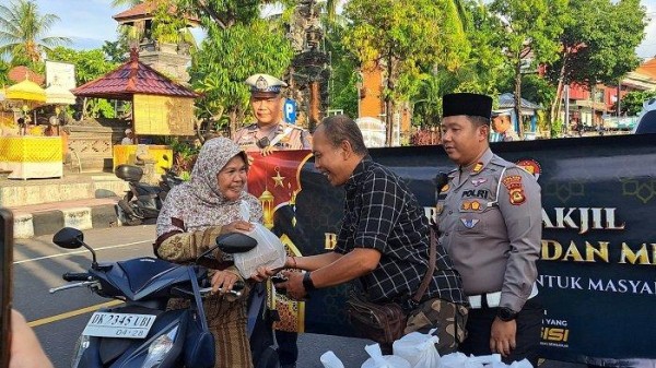 Polres Buleleng Bagi-bagi Ratusan Takjil pada Masyarakat