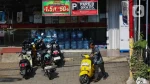 Di Balik Tiupan Peluit dan Senyum Tukang Parkir