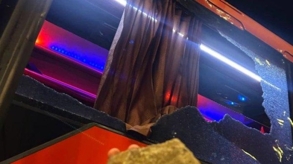 AREMA FC Minta Polisi Tangkap Pelaku, Usai Kaca Bus Persik Terkena Lemparan Batu Oknum Suporter