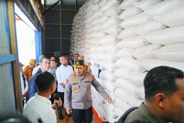 Mantapkan Kesiapan Tampung dan Jaga Kualitas Pangan, Kapolri-Mentan Cek Gudang Bulog Tanete
