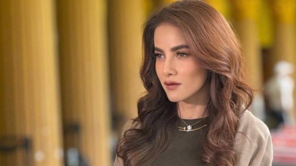 Olla Ramlan Bikin Kejutan, Lepas Hijab dan Pamer Tampil dengan Rambut Terurai