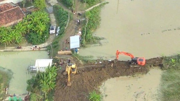 Dua Alat Berat Dikerahkan, BPBD Demak Kejar Target Perbaikan Tanggul yang Jebol