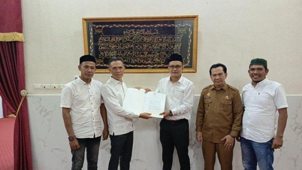 Sah! RM Riza Ariffiandi Jabat Plt Direktur Perumdam Tirta Abdya, SK Diserahkan Wabup Zaman Akli
