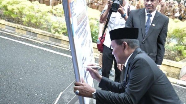Bupati HSS Teken Dukungan Perpisahan dan Pengukuhan Peserta Didik Sederhana dan Kekeluargaan