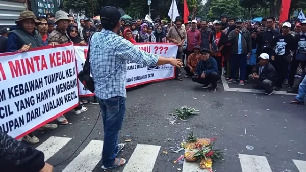 Aksi Banting Nanas di Gedung Sate, Pedagang Asal Subang Tagih Janji Dedi Mulyadi