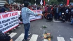Aksi Banting Nanas di Gedung Sate, Pedagang Asal Subang Tagih Janji Dedi Mulyadi