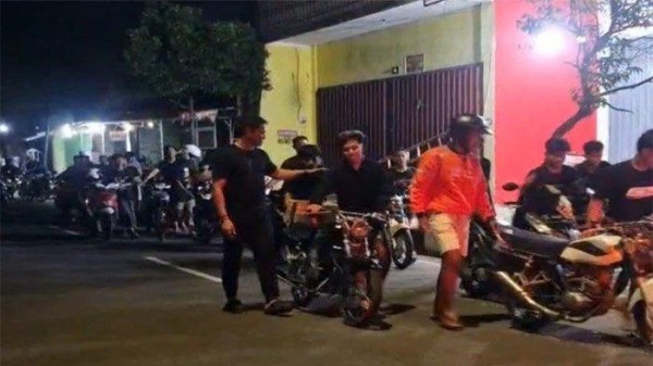 Gagal Balapan, Puluhan Remaja Ngos-Ngosan Konvoi Dorong Motor Sejauh 4 KM ke Polres Tuban
