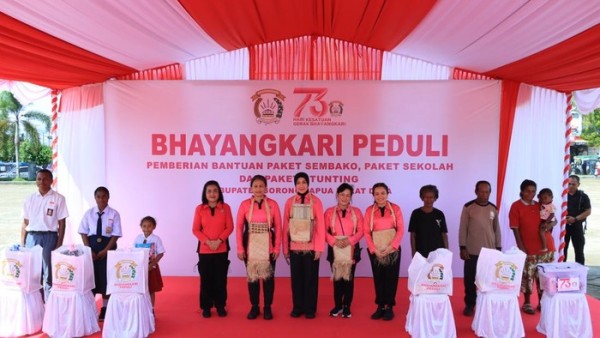 Ketum Bhayangkari Gelar Baksos di Sorong, Beri Paket Sekolah Anak-Sembako