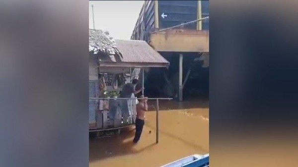 Tongkang Hanyut Hantam Permukiman di Batola, Dua Rumah Rusak Parah