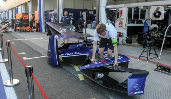 Melihat Kesibukan Paddock Tim Balap Formula E Jelang Balapan di Jakarta E-Prix 2025