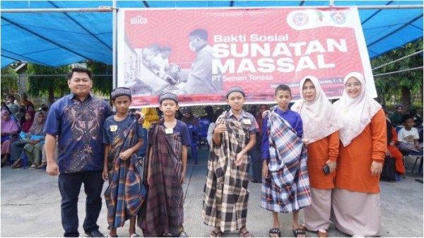 Istri Karyawan Semen Tonasa Sunat Gratis 200 Anak di Pangkep