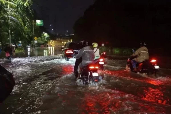 Malam Ini Hujan Deras Guyur Jakarta, Banjir Kembali Merendam Rumah Warga