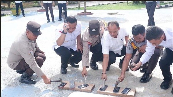 Gunakan Palu, Lapas Narkotika Pangkalpinang Musnahkan 365 Handphone Hasil Razia Warga Binaan