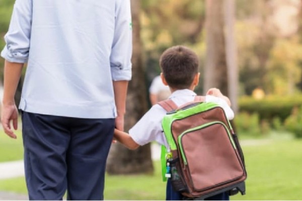 Pemerintah Terbitkan Aturan ‘Ayah Antar Anak ke Sekolah’, Tere Liye: Semangat Banget Hal yang Bukan Urusannya