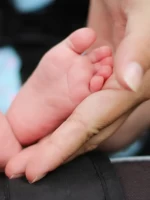 Warga Jaktim Temukan Bayi Laki-Laki dan Sepucuk Surat di Depan Rumah