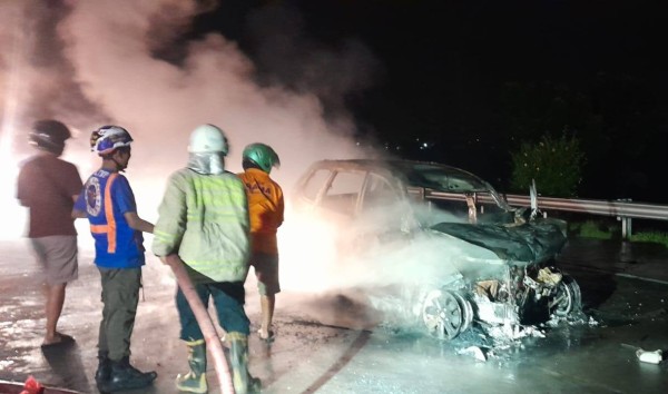 Mobil Xenia Terbakar di Tol Mojokerto-Jombang, Tiga Orang Alami Luka