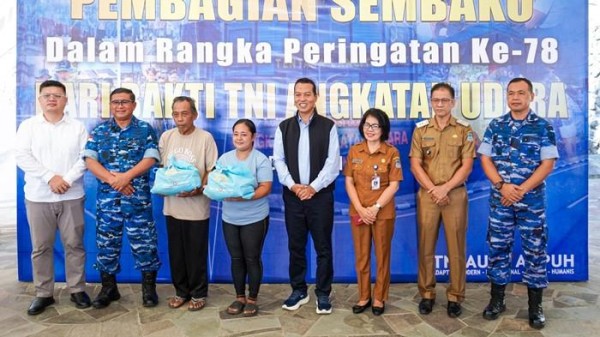 Kolaborasi Pegadaian dan Lanudsri Manado, Beri Layanan Kesehatan dan Bagi Sembako ke Warga Tongkaina