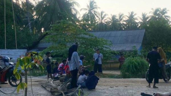 Viral di Medsos Emak-Emak Warga Natuna Blokade Jalan Tambang Pasir Kuarsa, Camat Buka Suara