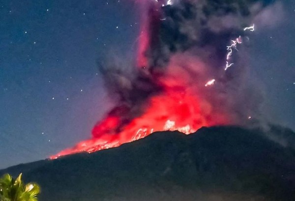 Detik-detik Erupsi Gunung Lewotobi Laki-Laki Muntahkan Abu Setinggi 10 Km