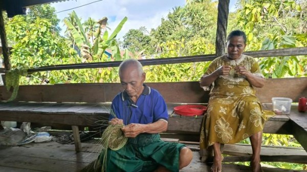 30 Tahun Menekuni Anyaman Rakki, Andarias Bertahan Hidup Sekaligus Menjaga Warisan Budaya Toraja