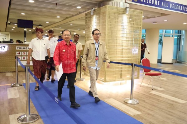 Bali Disebut Over Tourism, Koster Gelar Rapat dengan Bandara Ngurah Rai