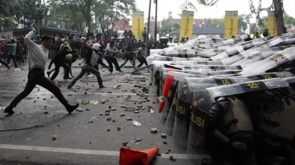 Publik Kritik Oknum Polisi yang Tepuk Tangan Saat Dengar Perintah Tembak di Tempat