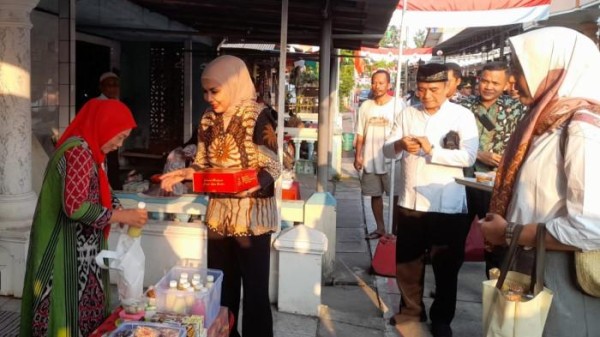 warga Kaliwungu Kabupaten Kendal, masih terus melestarikan tradisi weh-wehan