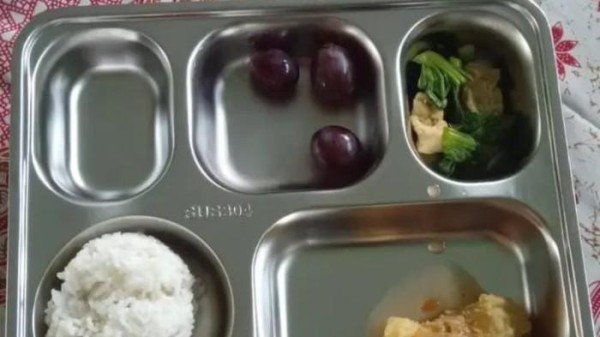 Menu MBG 'Minimalis' di Kawalu Tasikmalaya Jadi Sorotan, Isi Ikan, Tahu, dan Anggur