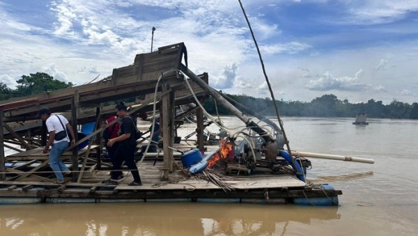 Drone Polda Riau Temukan Puluhan Rakit PETI Operasi di Sungai Kuantan