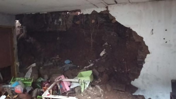 Dua Rumah di Lembang Bandung Barat Rusak Parah Akibat Diterjang Longsor Hingga Banjir
