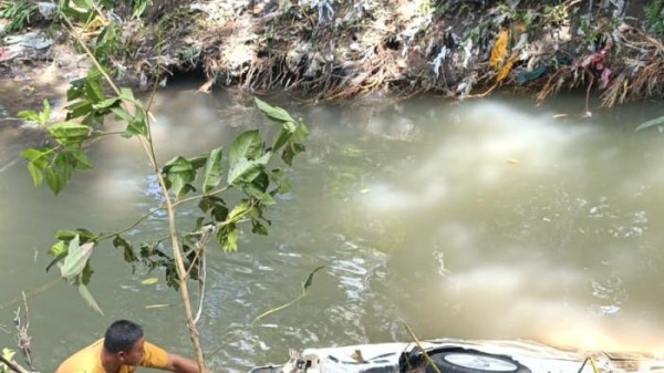 EVAKUASI Terganjal Alat Berat, Avanza dan Motor Milik Ilham Hanyut Terseret Arus Air Sungai