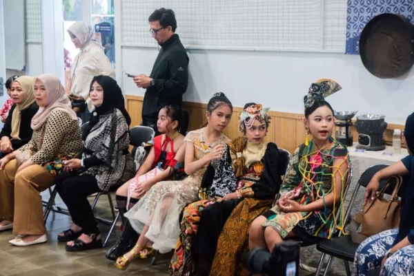 Hari Batik Nasional di Sukabumi, Anak SD Hingga SMA Ikuti Fashion Show Batik