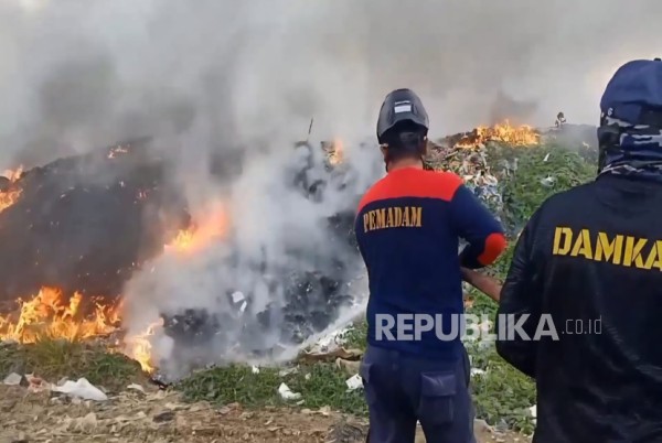 Belasan Hektare TPA Heuleut Terbakar, Api Cepat Meluas Akibat Angin Kencang