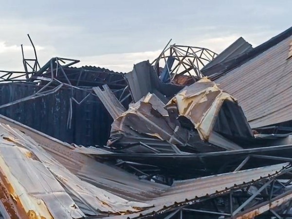 Puting Beliung Hantam Gudang di Surabaya, Tujuh Motor dan Kontainer Terguling