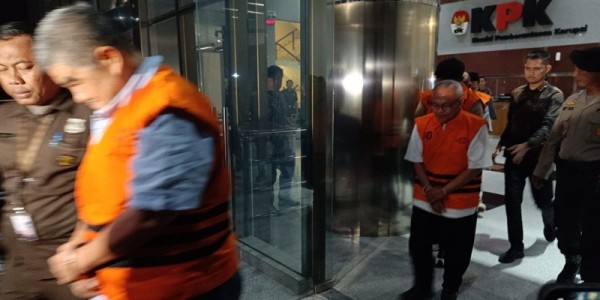 KPK Resmi Tahan Lima Tersangka Baru Penyuap Karna Suswandi