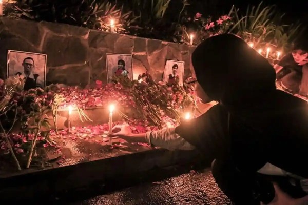 Ratusan Mahasiswa Berkumpul di Landmark Kampus 3 UIN Menggelar Aksi Tabur Bunga