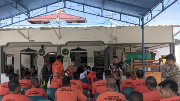 Peduli Sesama, Petugas Rutan Karimun Datangi Blok Hunian Demi Cek Kesehatan Warga Binaan