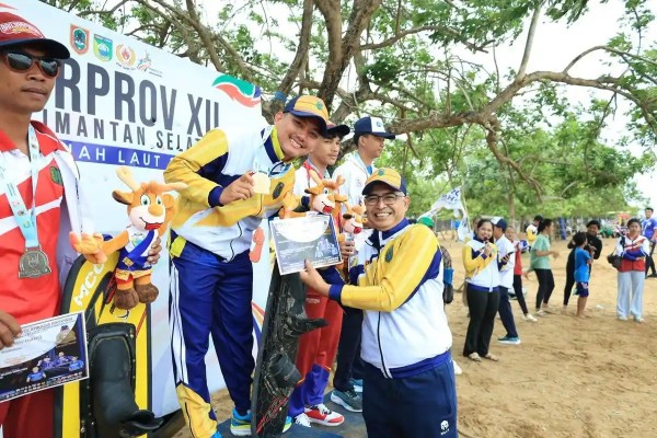 Bangga, Wabup HSU Kalungkan Medali Emas ke Atlet Ski Air