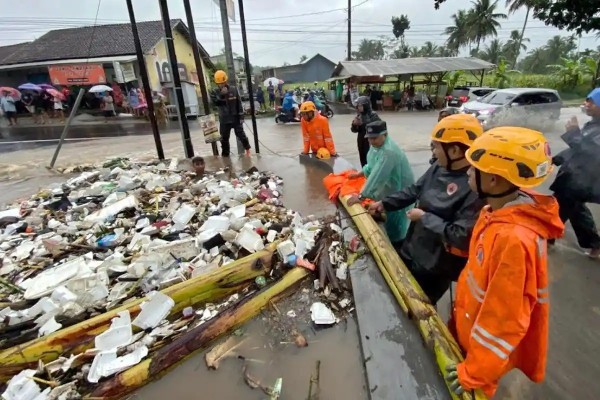 Banjir Rendam Bondowoso Usai Hujan 3 Jam, Puluhan Rumah Terendam dan Jalan Raya Lumpuh