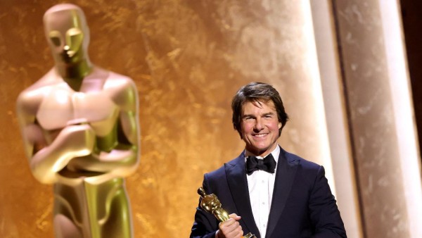Tom Cruise Raih Piala Oscar Kehormatan Governors Awards, Pidatonya Soal Kekuatan Sinema Emosional