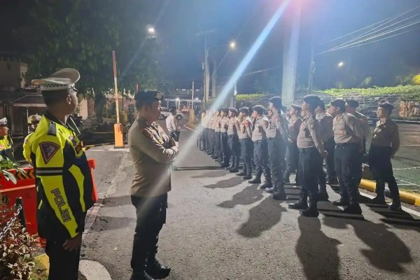 Polres Malang Siagakan 60 Personel, Antisipasi Dampak Erupsi Gunung Semeru di Perbatasan Lumajang