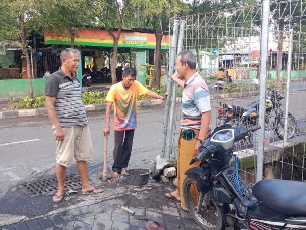 Warga RW 01 Rungkut Tengah Bergotong Royong Menambal Jalan Berlubang